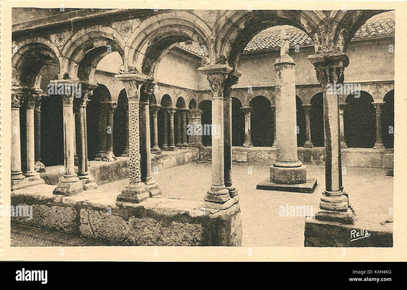 Una vista del 1930 circa della Cathédrale Saint‑Sauveur d'Aix‑en‑Provence e del suo contiguo chiostro ad Aix-en-Provence, Francia, che mostra elementi architettonici romanici e gotici. :ContentReference[oaicite:1]{index=1} Foto Stock