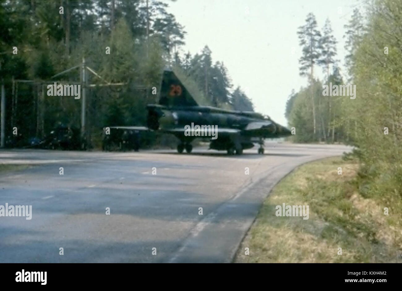 L'AJ 37 Viggen è un aereo a reazione multiruolo svedese progettato per le missioni d'attacco. L'immagine lo mostra in una pista di atterraggio a bassa quota, che rappresenta la tecnologia aeronautica svedese dell'epoca della Guerra fredda. Foto Stock