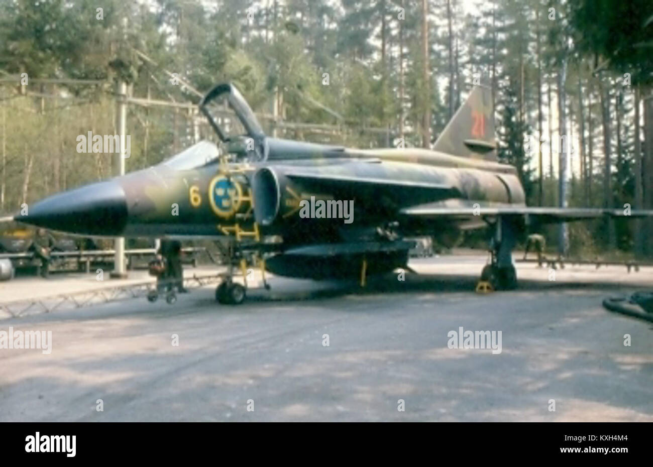 L'AJ 37 Viggen è un aereo a reazione svedese progettato per molteplici ruoli, tra cui ricognizione, attacco al suolo e difesa aerea. Questa immagine cattura l'aereo sulla pista di atterraggio, mostrando il suo esclusivo design ad ala delta e l'ingegneria svedese. Foto Stock