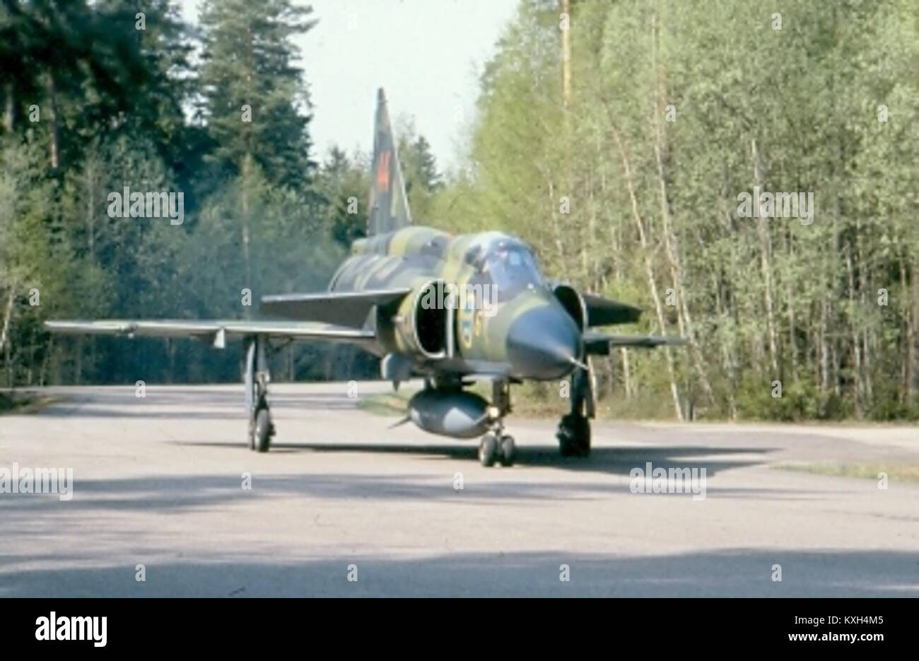 Il Saab AJ 37 Viggen è un aereo da combattimento multiruolo svedese progettato per missioni di attacco al suolo. Questa immagine raffigura l'aereo che ruba su una base aerea militare, mostrando il suo caratteristico design ad ala delta canard e la configurazione monomotore. Foto Stock