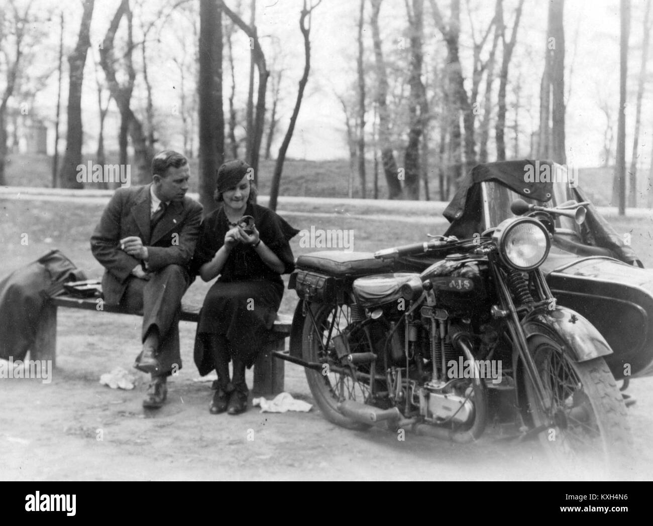 Fotografia di una moto AJS M6 di A. J. Stevens & Co. Ltd., un modello britannico utilizzato per il trasporto e la ricreazione durante la metà del XX secolo. Foto Stock