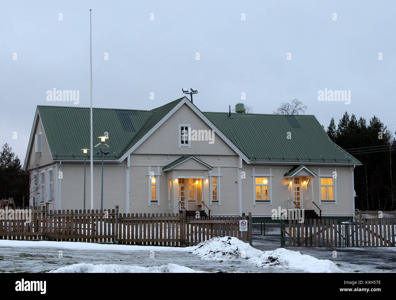 La Alakylä School di Oulu, Finlandia, è un'istituzione educativa che serve la comunità locale. La scuola fornisce istruzione primaria e secondaria inferiore. Foto Stock