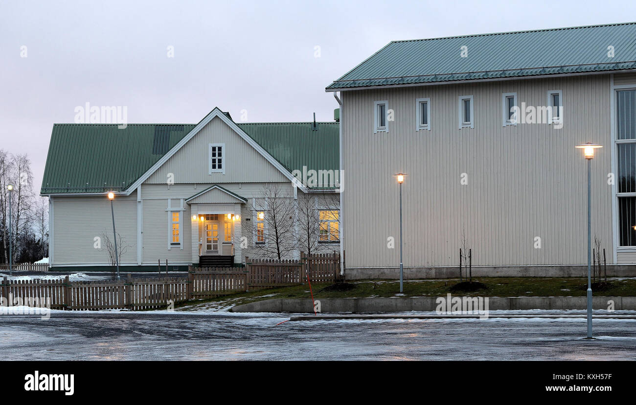 Questa fotografia cattura la scuola Alakylä di Oulu, Finlandia, nel dicembre 2013. L'immagine mostra l'edificio scolastico nel suo contesto urbano moderno, evidenziando il suo design architettonico e il suo posto in ambienti educativi finlandesi. Foto Stock