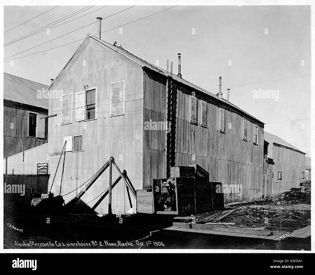 Una fotografia del 1906 del magazzino della Alaska Mercantile Company a nome documenta gli edifici commerciali e le infrastrutture commerciali all'inizio del XX secolo durante l'era della corsa all'oro dell'Alaska. Foto Stock