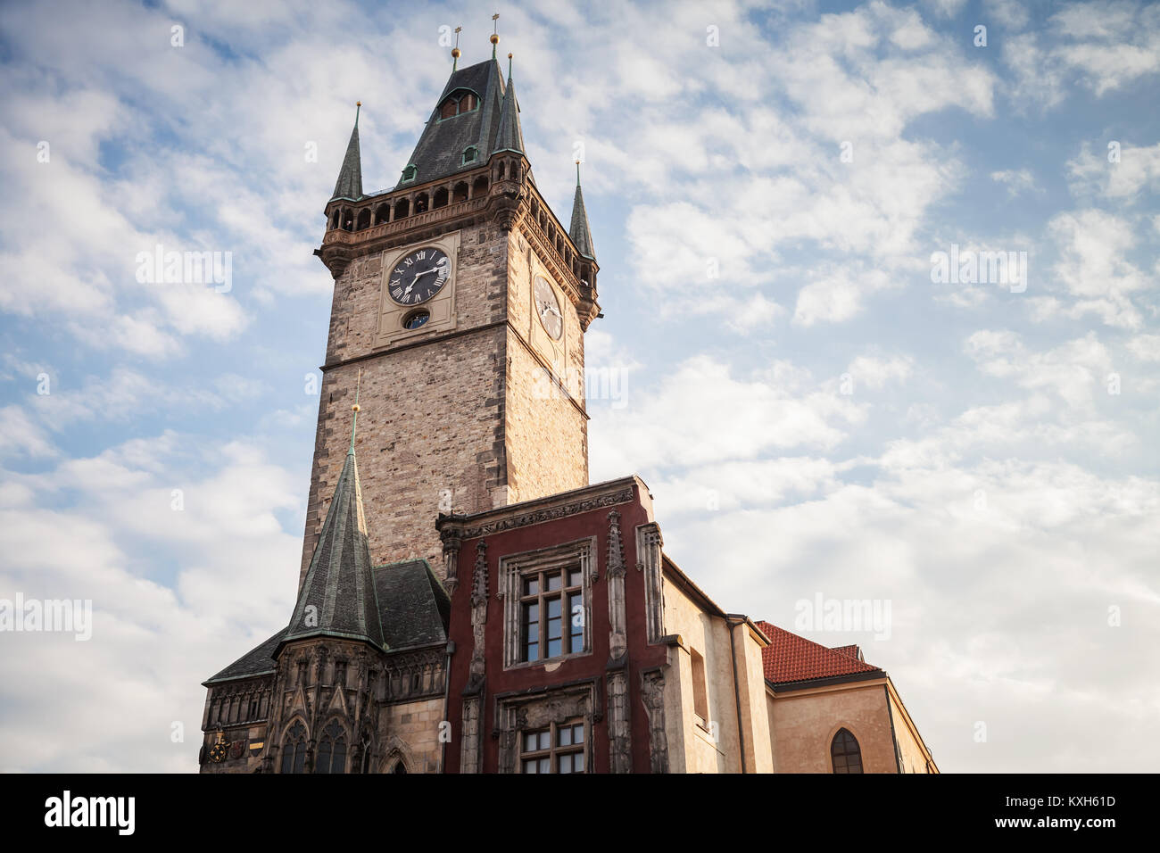 Il Municipio della Città Vecchia sotto il cielo nuvoloso, Praga, Repubblica Ceca Foto Stock