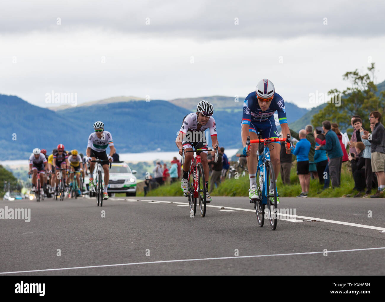 I ciclisti sulla fase 2 del tour della Gran Bretagna raggiungono la vetta della collina di castagne al di fuori Keswick, Cumbria. La gara è un pubblico libero-evento. Foto Stock