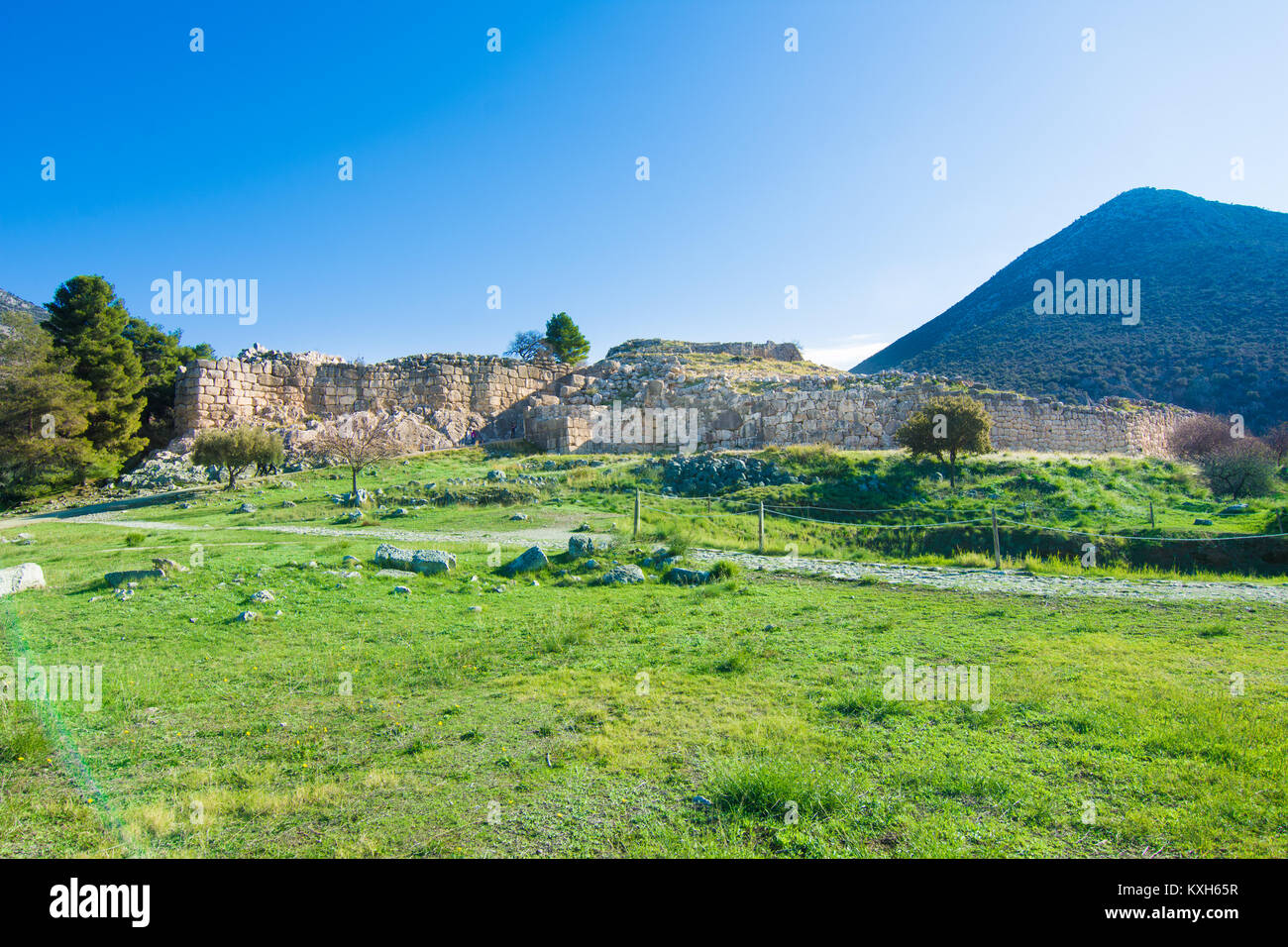 Il sito archeologico di Micene vicino al villaggio di Mykines, con antiche tombe, pareti gigante e il famoso Cancello dei Leoni, Peloponneso, Grecia Foto Stock