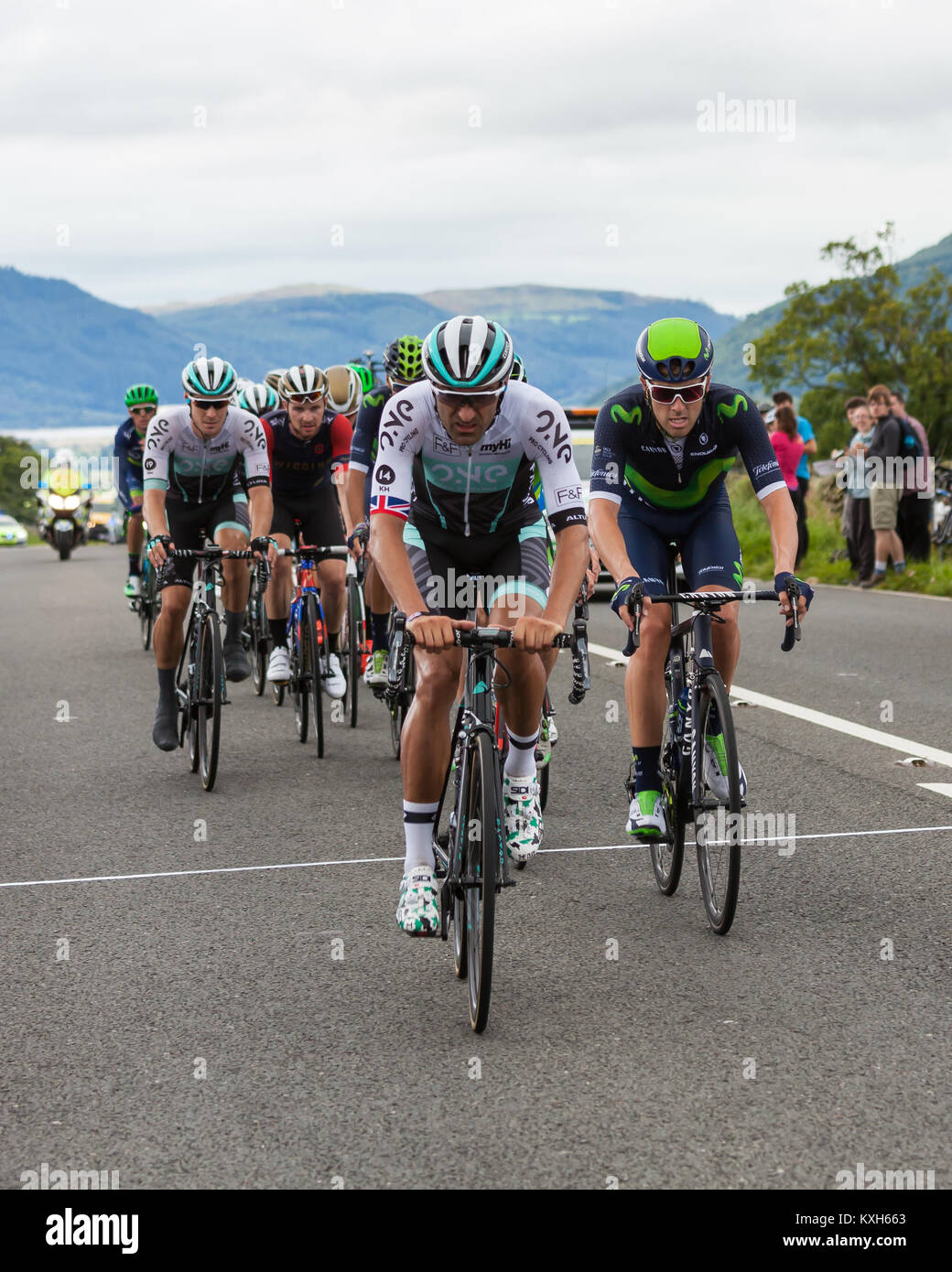 I ciclisti sulla fase 2 del tour della Gran Bretagna raggiungono la vetta della collina di castagne al di fuori Keswick, Cumbria. La gara è un pubblico libero-evento. Foto Stock