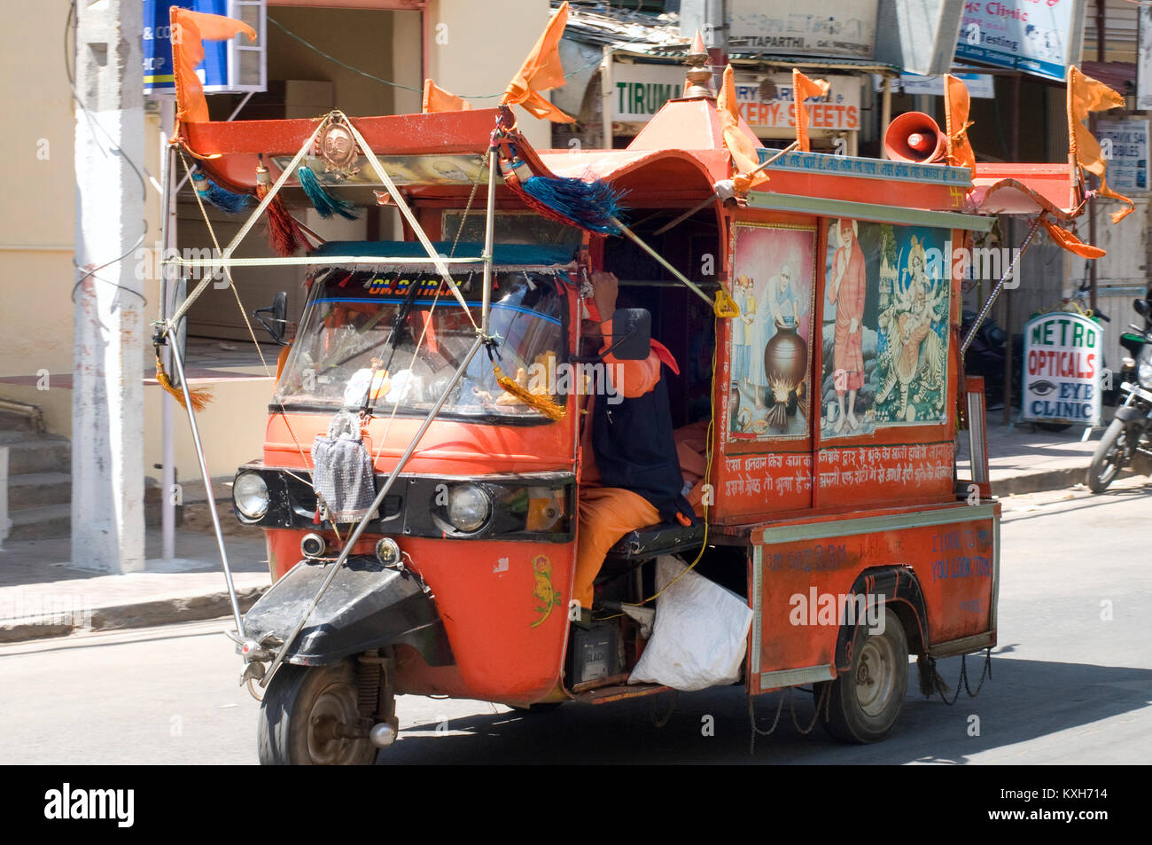 Orange Tuk Tuk, auto rickshaw, con altoparlanti pubblicità Foto Stock