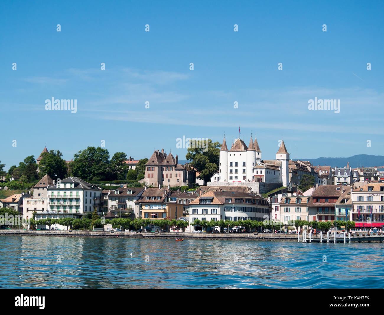 Nyon dal Lago di Ginevra con il castello in cima alla città Foto Stock