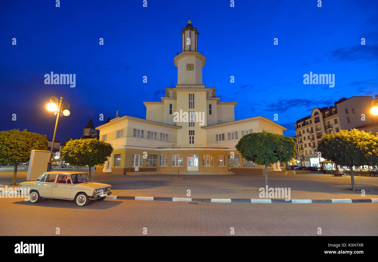 Il centro storico della città di Ivano-Frankivsk, Municipio nella città vecchia sulla piazza del mercato di notte. Ivano-Frankovsk, Ucraina. Foto Stock