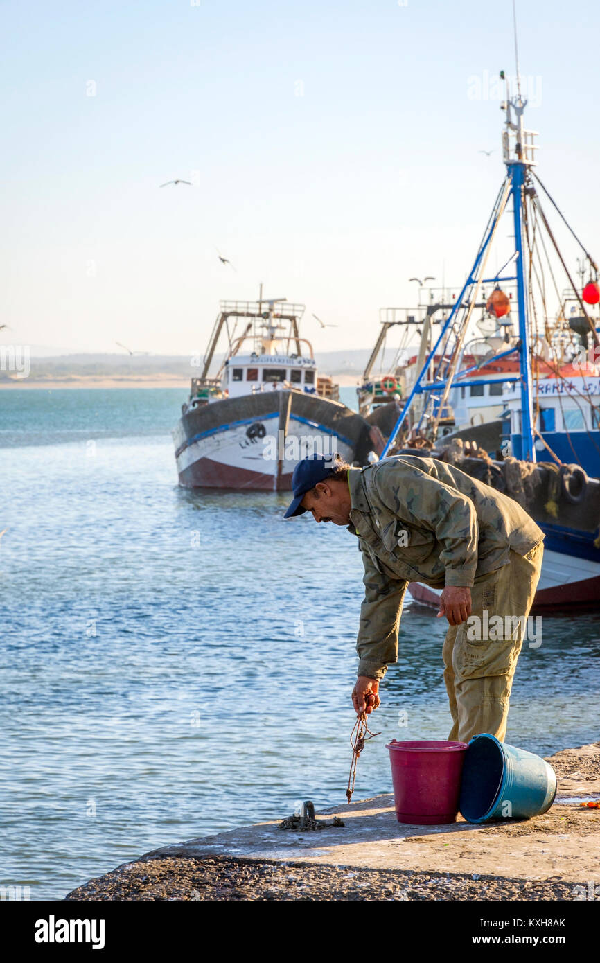 ESSAOUIRA, Marocco - 13 dicembre: Uomo tirando la corda nel porto di Essaouira. Dicembre 2016 Foto Stock