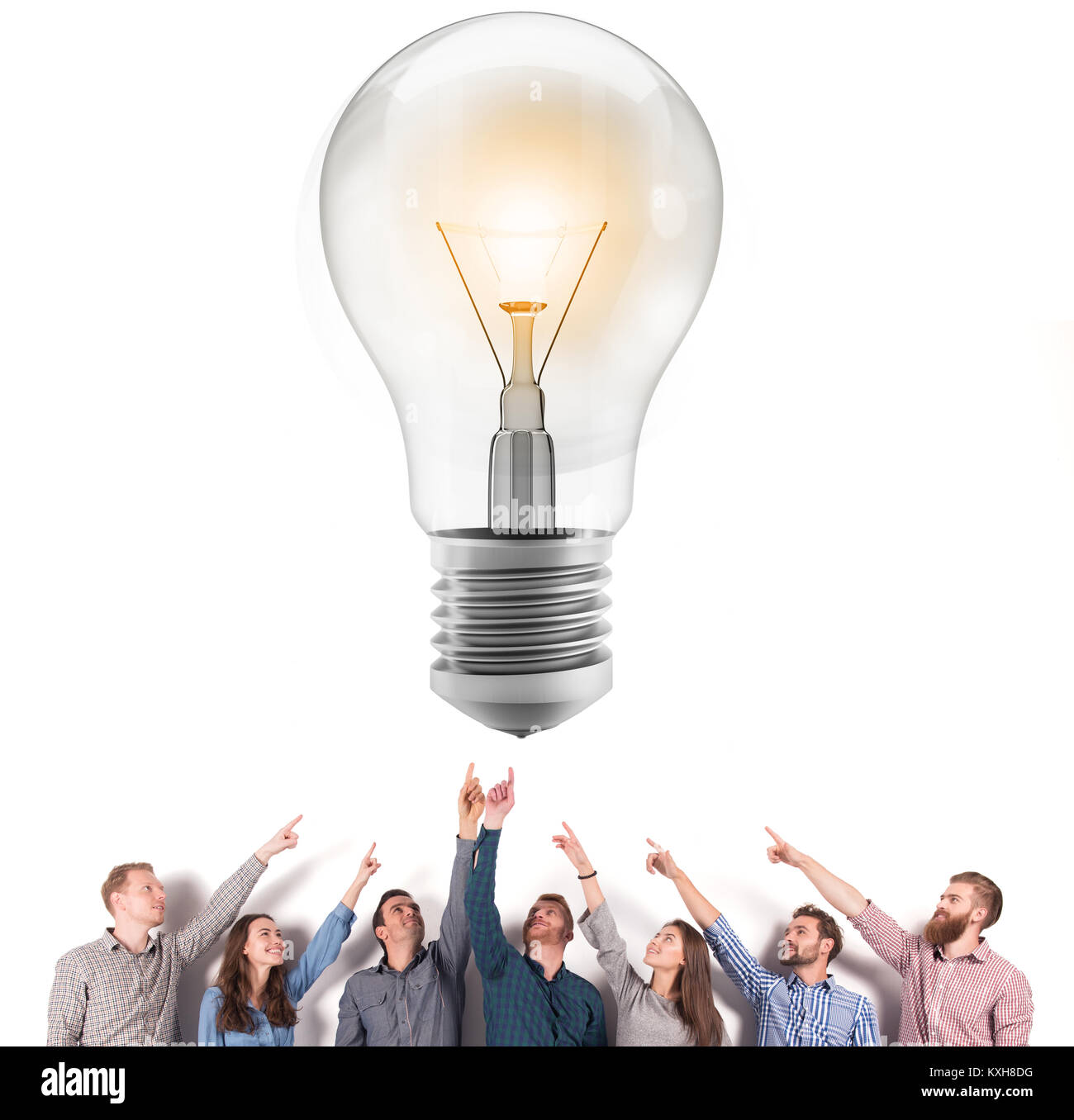 Concetto di brainstorming con gli imprenditori che indicano un una lampada. Concetto di idea e azienda startup Foto Stock