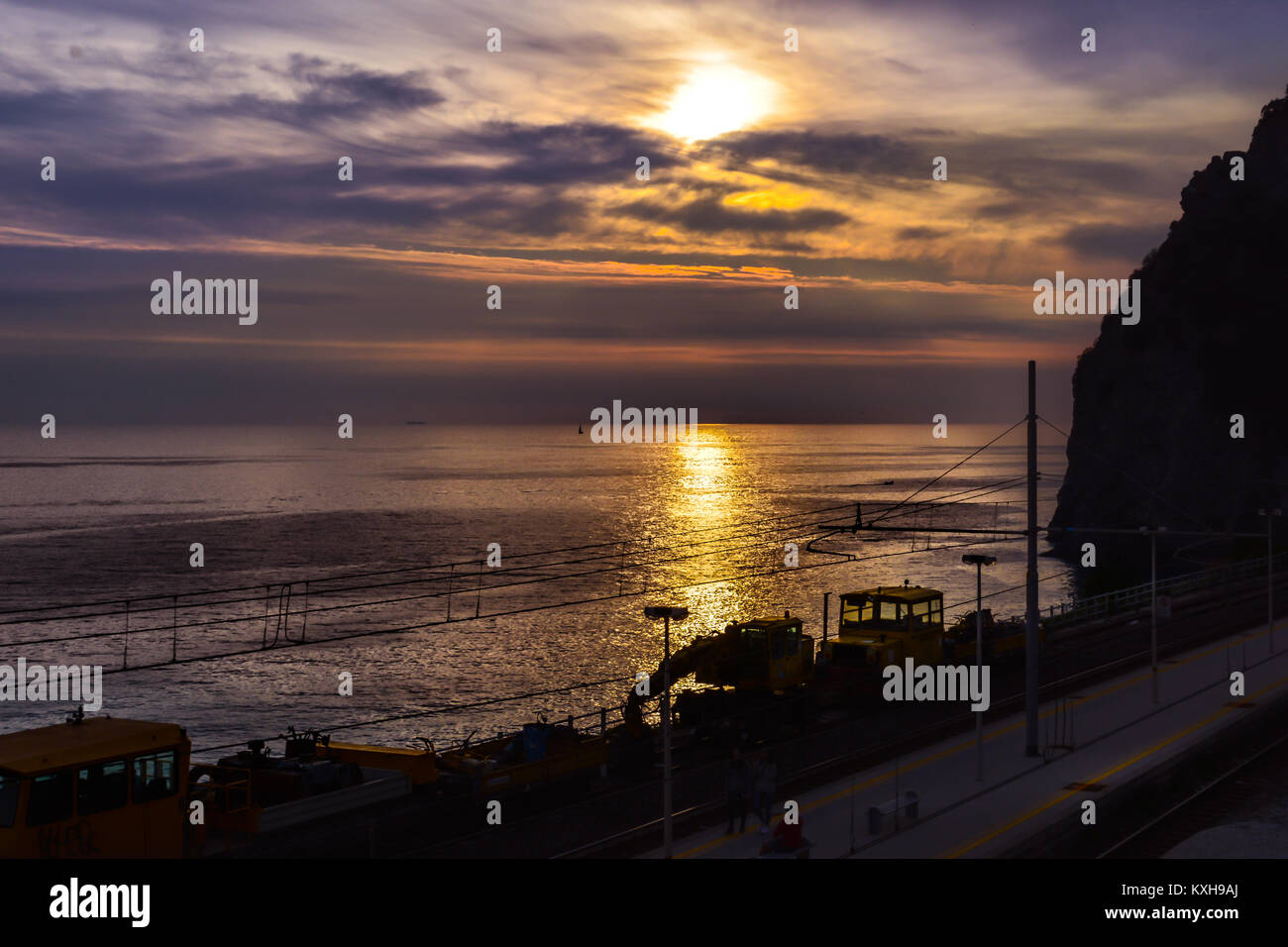 Il tramonto del sole e del mare sulla costa di Monterosso Al Mare nelle Cinque Terre Italia prese dalla stazione ferroviaria Foto Stock