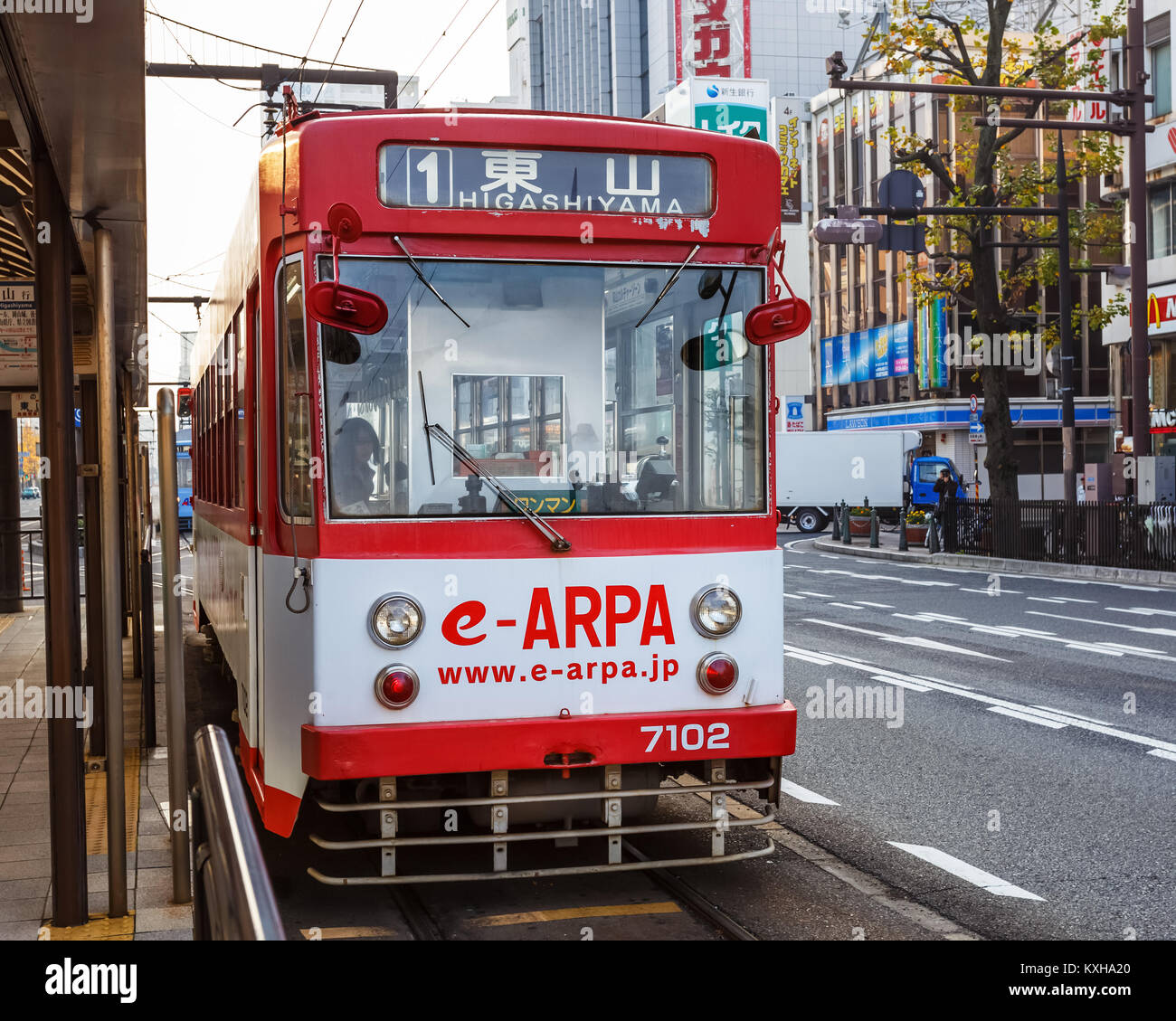 OKAYAMA, Giappone - 17 novembre: Okayama Street car a Okayama, Giappone il 17 novembre 2013. Coprono solo una piccola area nel centro cittadino di Okayama. Pass di 1 giorno a Foto Stock