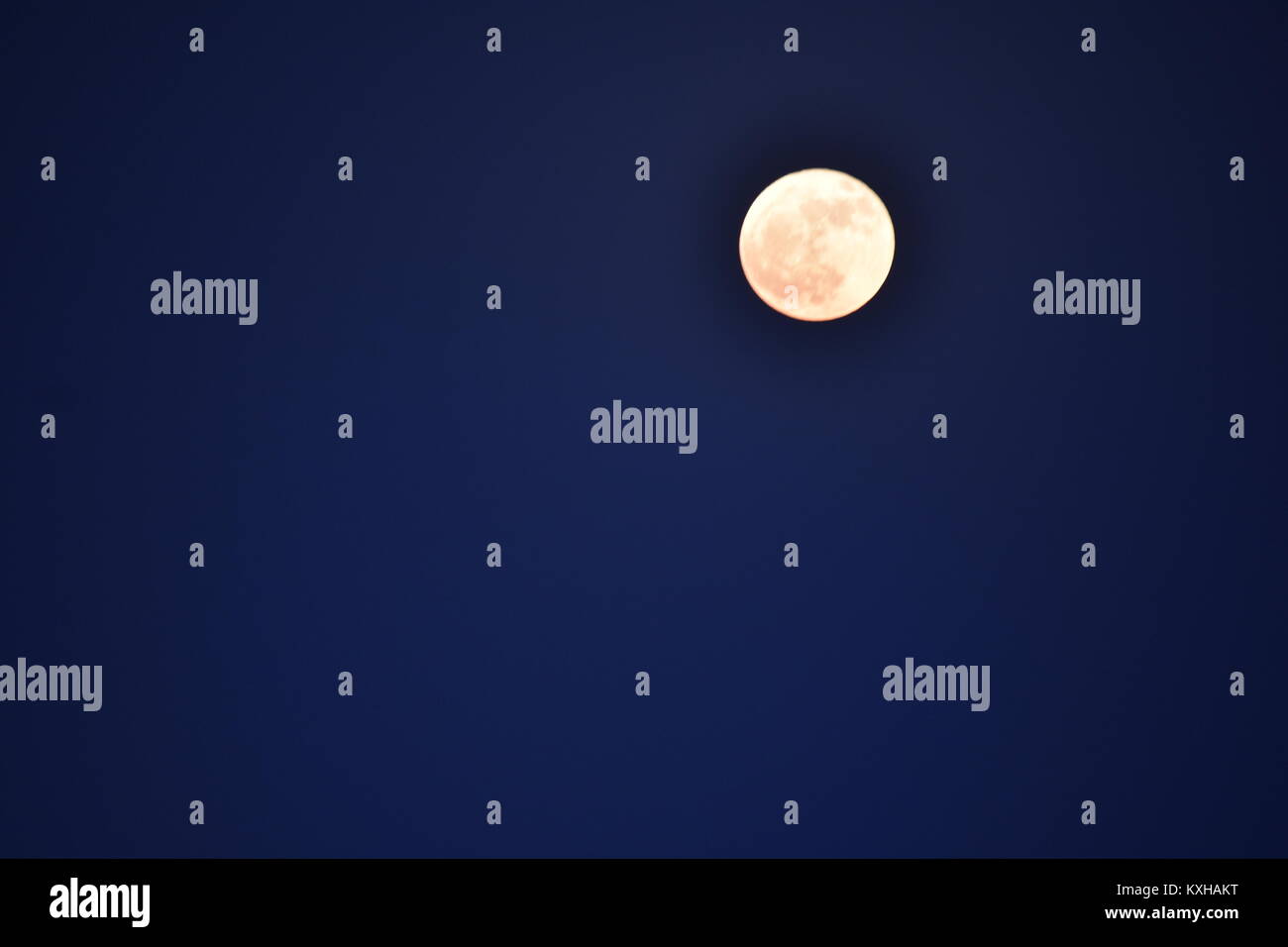 Bella Luna IN FONDO NATURALE Foto Stock