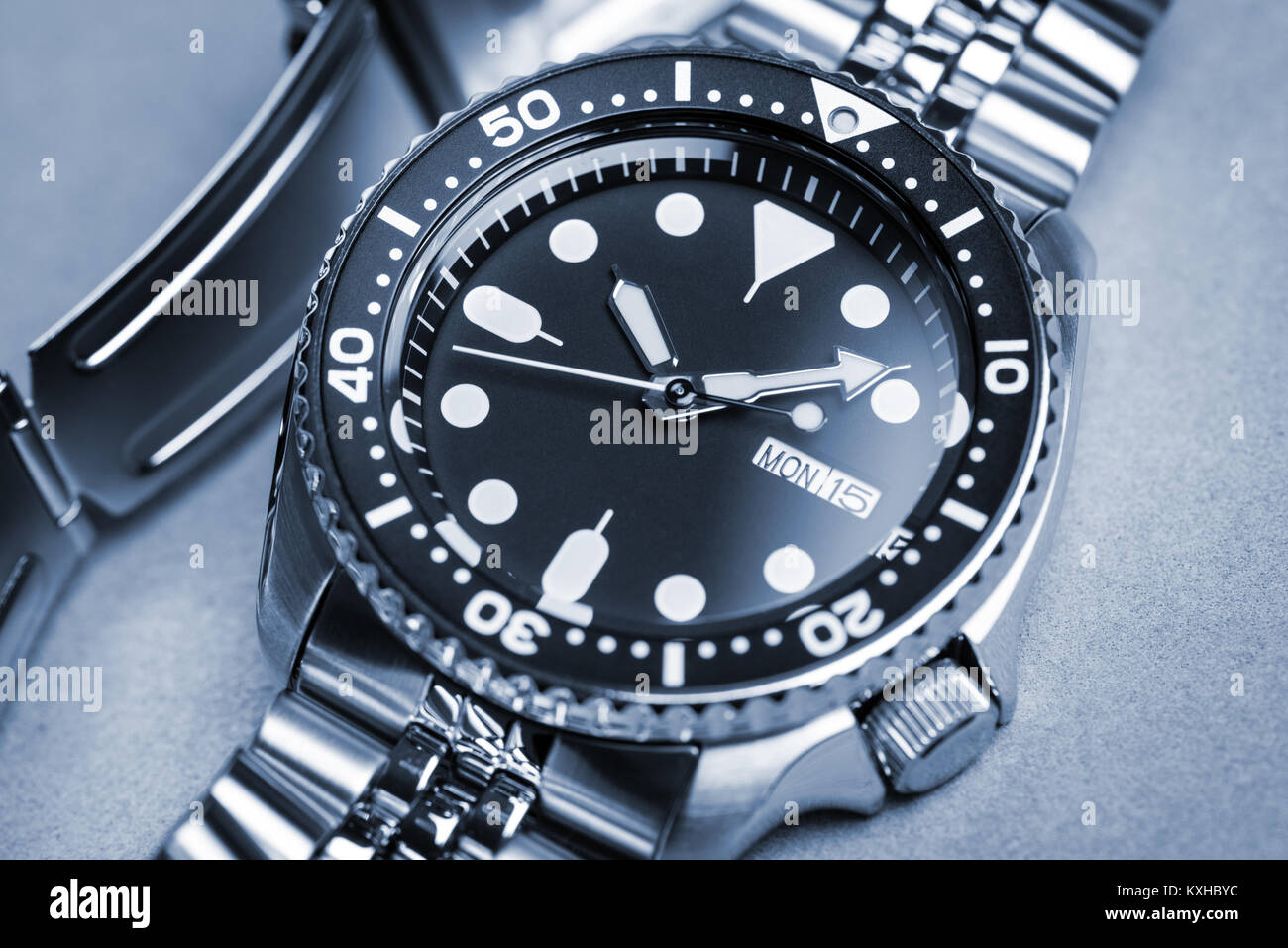 Closeup uomini orologio subacqueo con bracciale in acciaio inossidabile Foto Stock