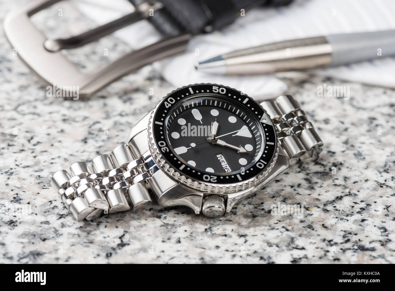 Closeup uomini orologio subacqueo con bracciale in acciaio inossidabile Foto Stock