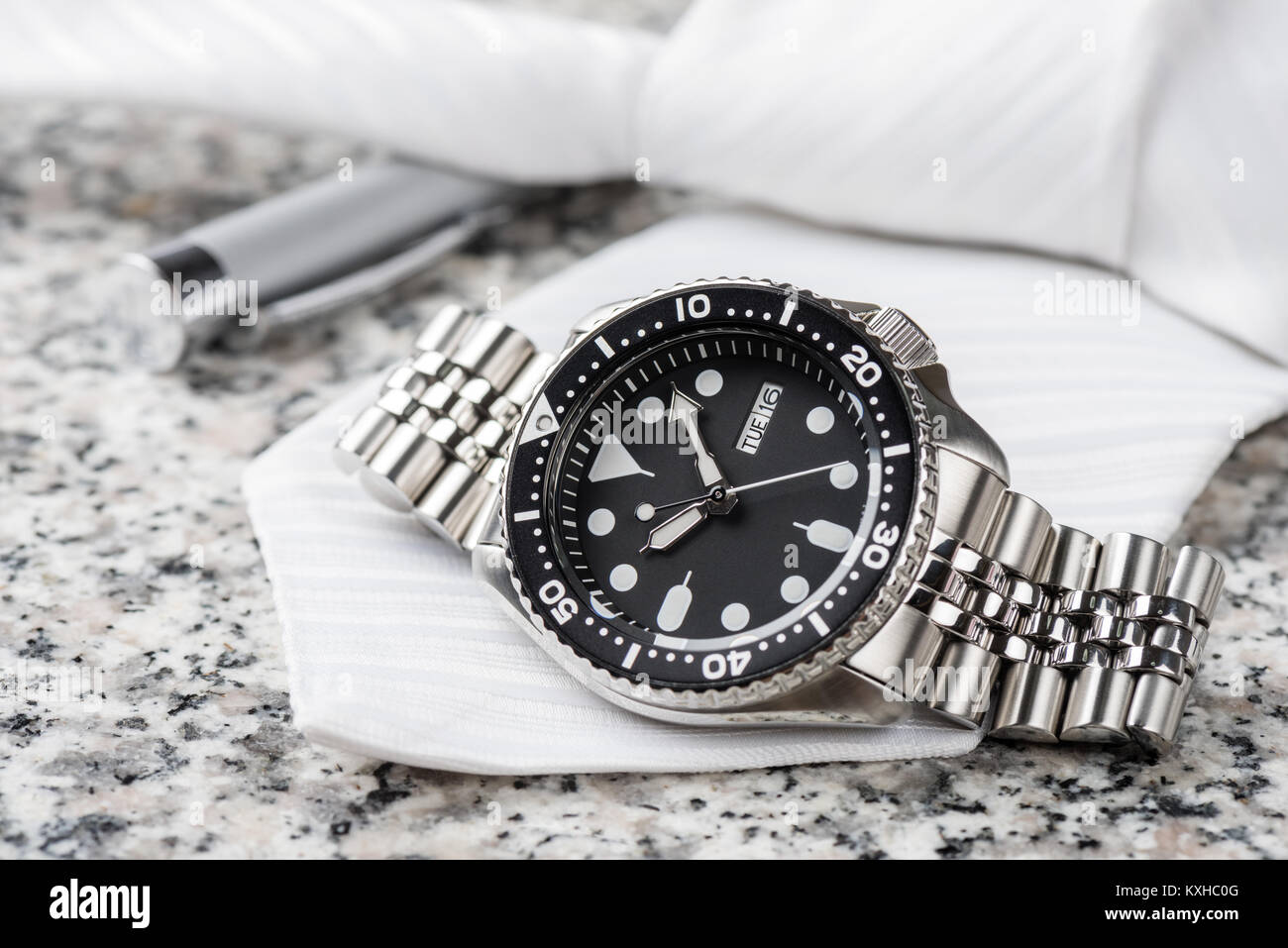 Closeup uomini orologio subacqueo con bracciale in acciaio inossidabile Foto Stock