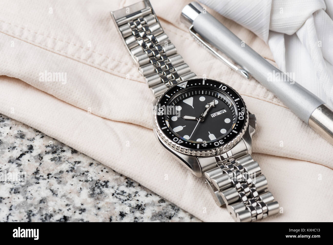 Closeup uomini orologio subacqueo con bracciale in acciaio inossidabile Foto Stock