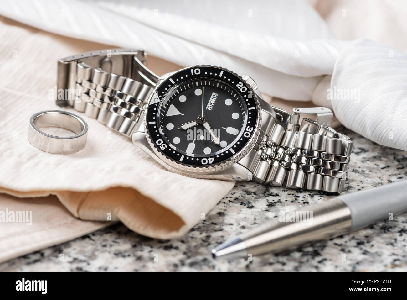 Closeup uomini orologio subacqueo con bracciale in acciaio inossidabile Foto Stock