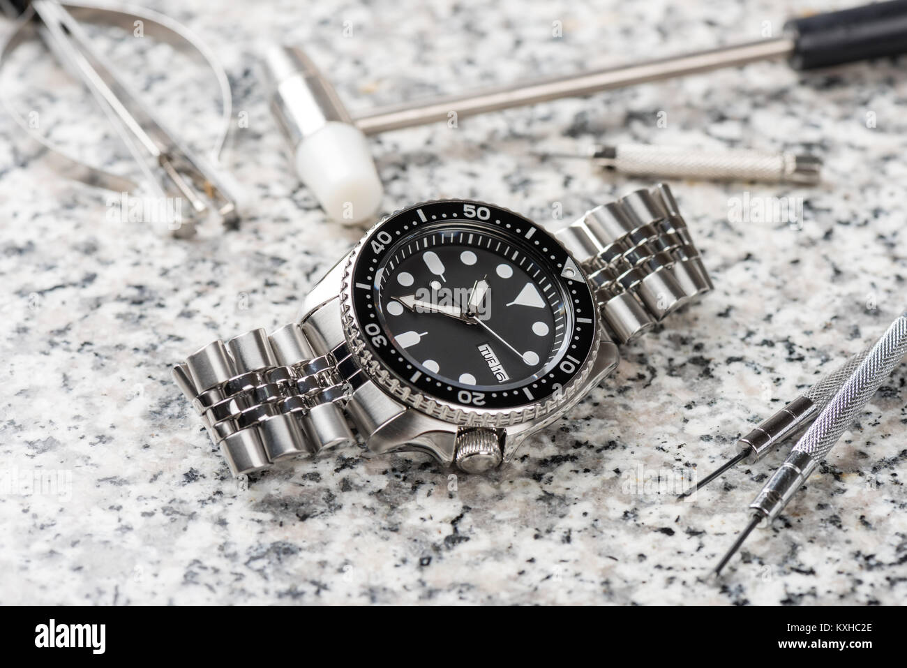 Closeup uomini orologio subacqueo con bracciale in acciaio inossidabile Foto Stock