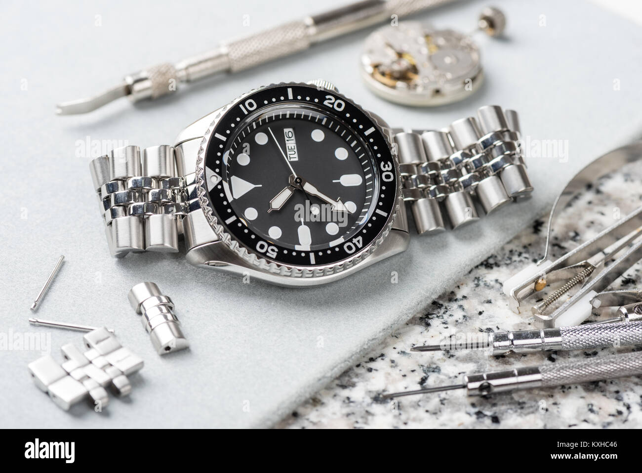 Closeup uomini orologio subacqueo con bracciale in acciaio inossidabile Foto Stock