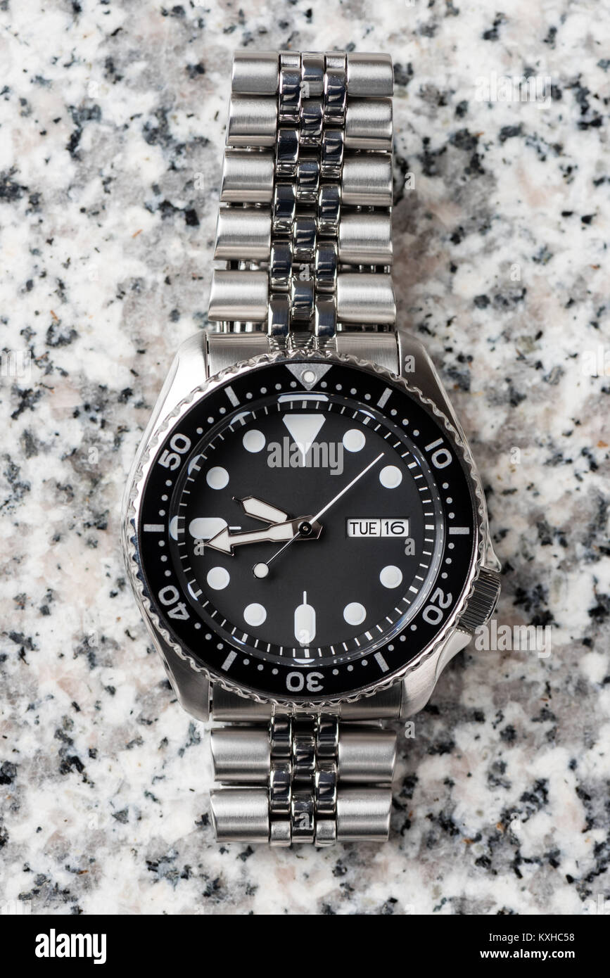 Closeup uomini orologio subacqueo con bracciale in acciaio inossidabile Foto Stock