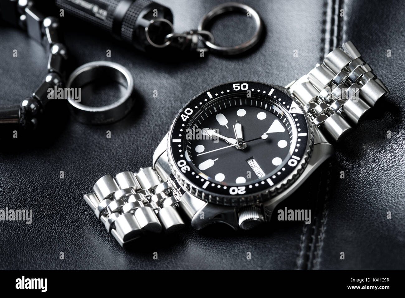 Closeup uomini orologio subacqueo con bracciale in acciaio inossidabile Foto Stock