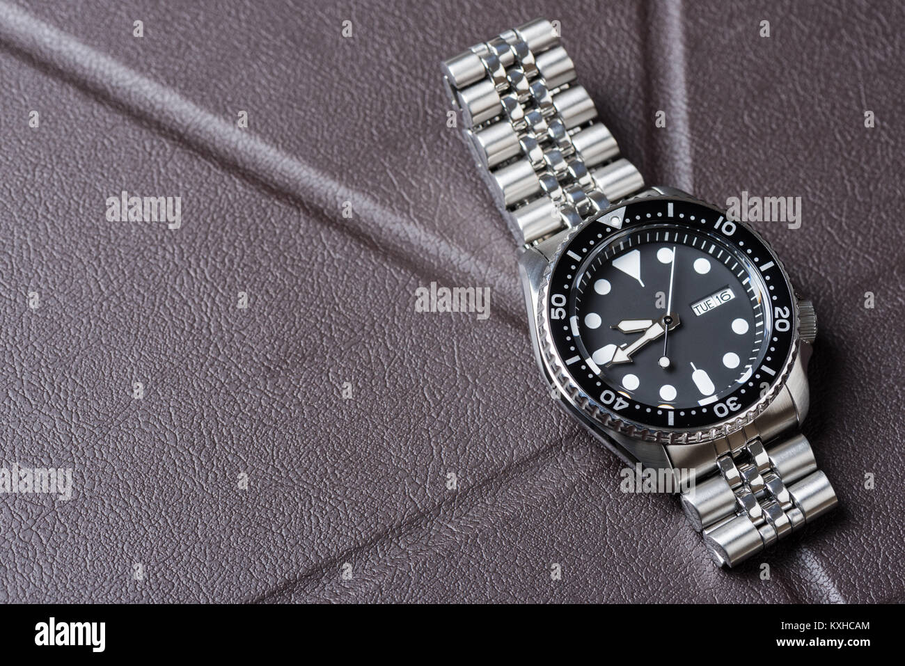 Closeup uomini orologio subacqueo con bracciale in acciaio inossidabile Foto Stock