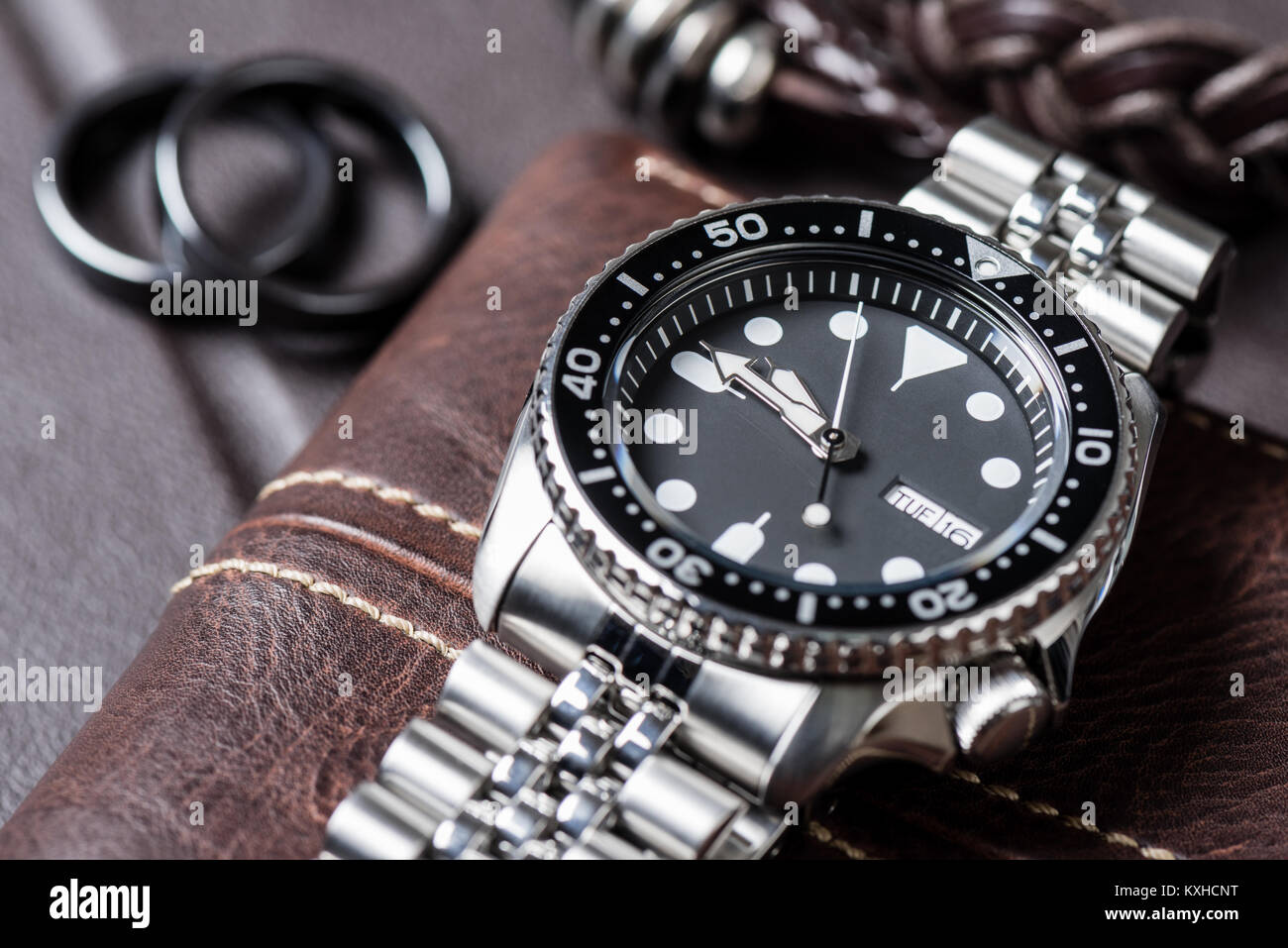 Closeup uomini orologio subacqueo con bracciale in acciaio inossidabile Foto Stock