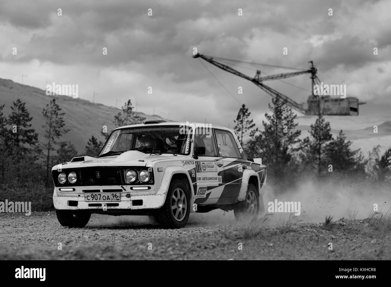 Asbest, Russia, 17 settembre 2017 - 16 tappa della Coppa del russo 2017 rally 'Stilobite 2017', auto Lada-2106, driver Devyatykh, numero di partenza 12 Foto Stock