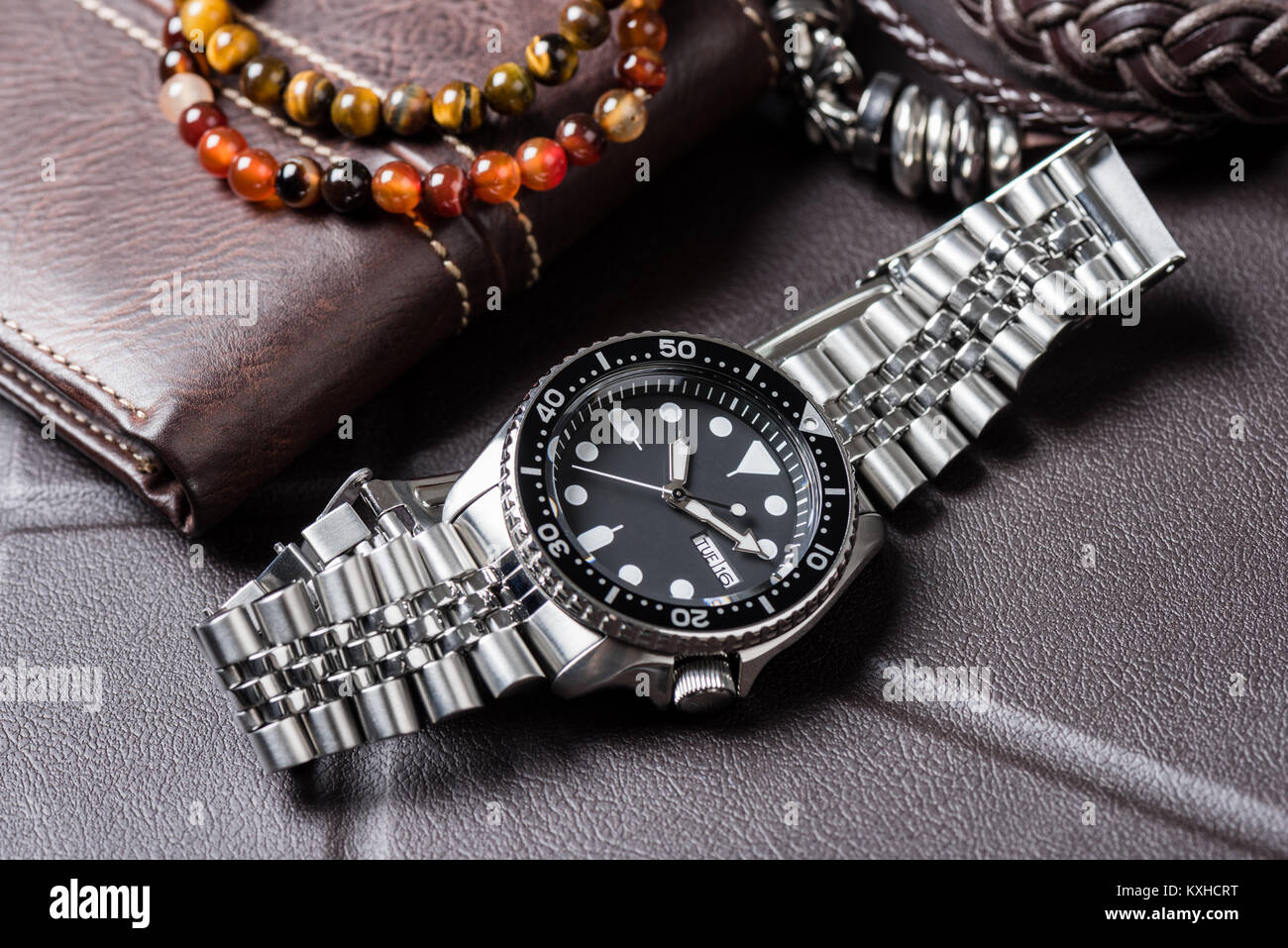 Closeup uomini orologio subacqueo con bracciale in acciaio inossidabile Foto Stock