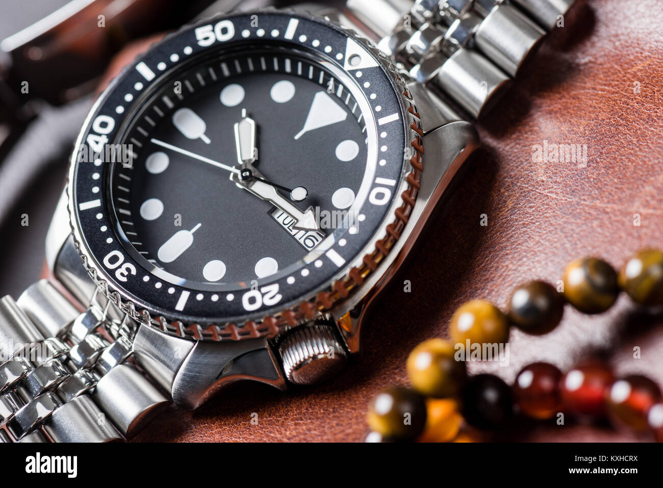 Closeup uomini orologio subacqueo con bracciale in acciaio inossidabile Foto Stock