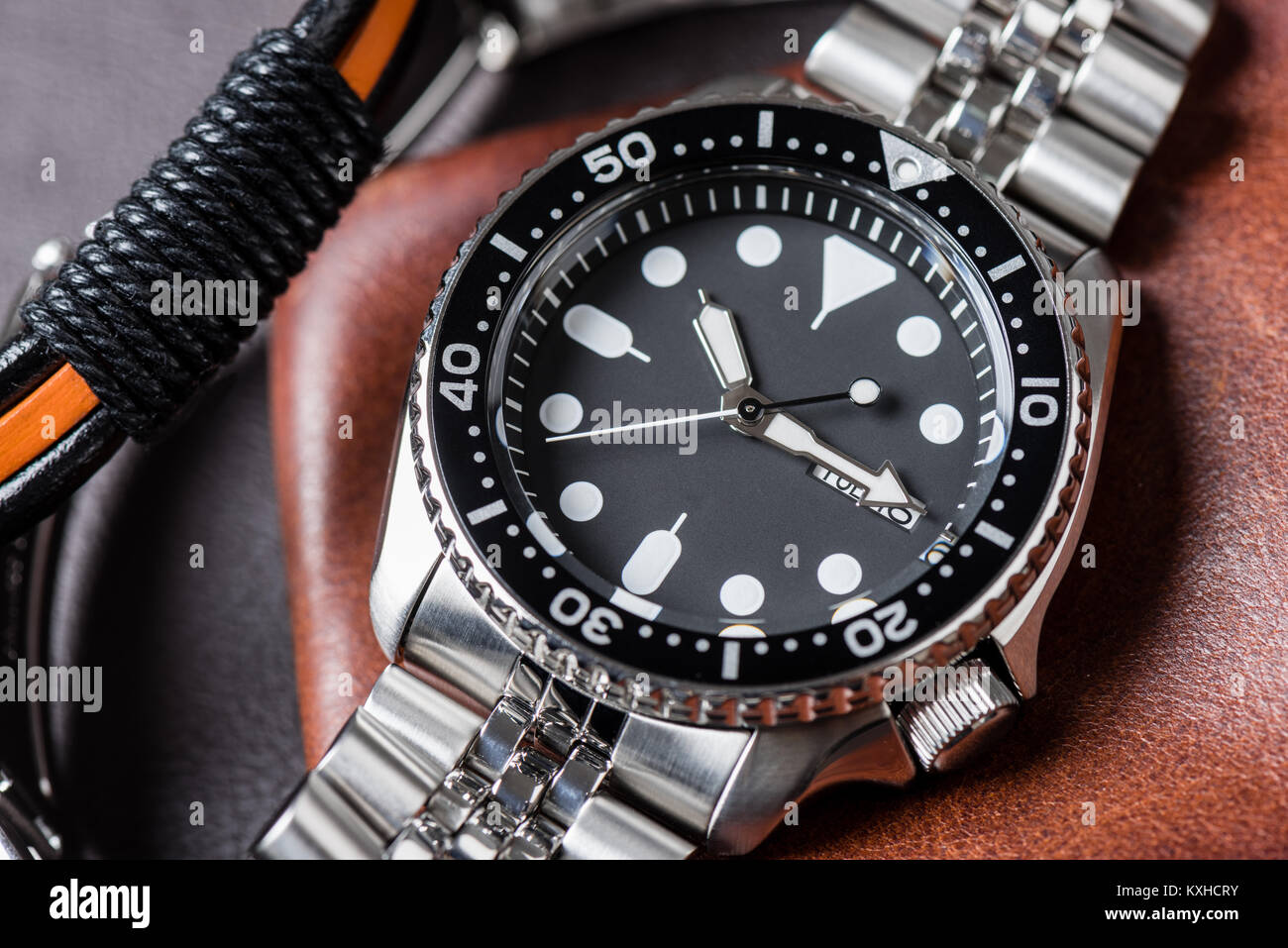 Closeup uomini orologio subacqueo con bracciale in acciaio inossidabile Foto Stock