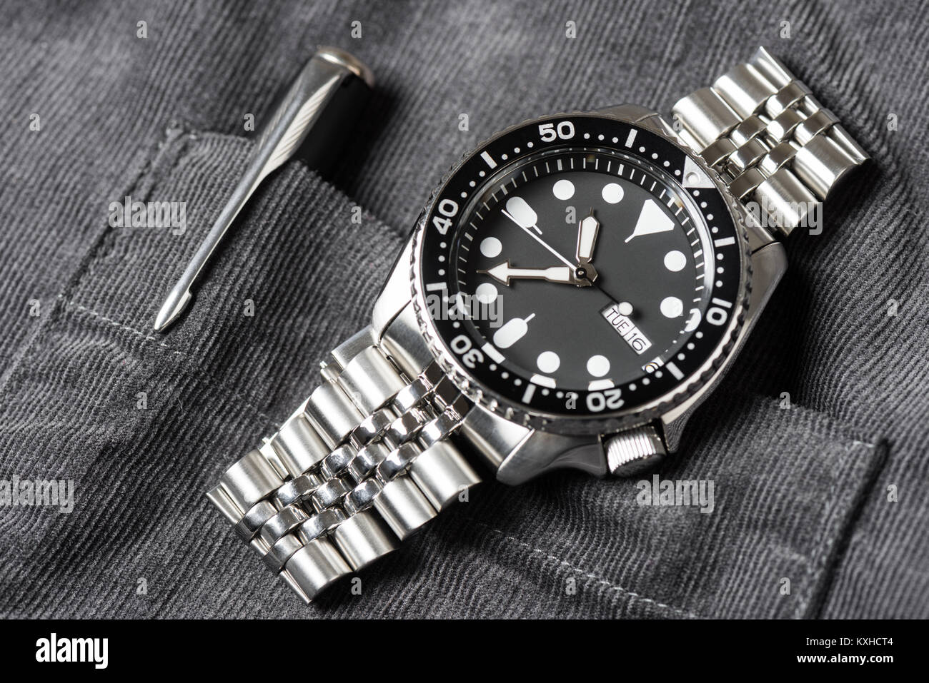 Closeup uomini orologio subacqueo con bracciale in acciaio inossidabile Foto Stock