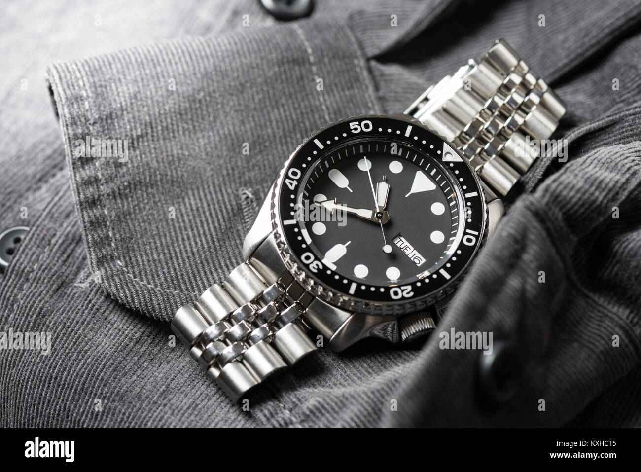 Closeup uomini orologio subacqueo con bracciale in acciaio inossidabile Foto Stock