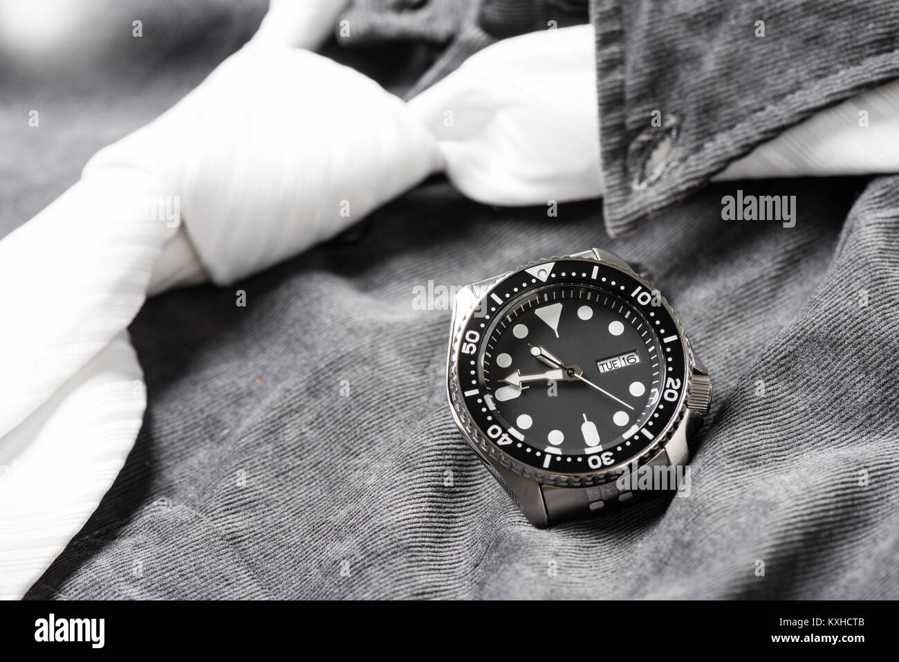 Closeup uomini orologio subacqueo con bracciale in acciaio inossidabile Foto Stock