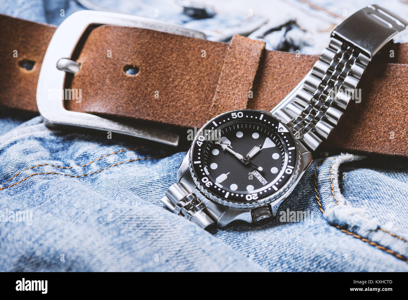 Closeup uomini orologio subacqueo con bracciale in acciaio inossidabile Foto Stock