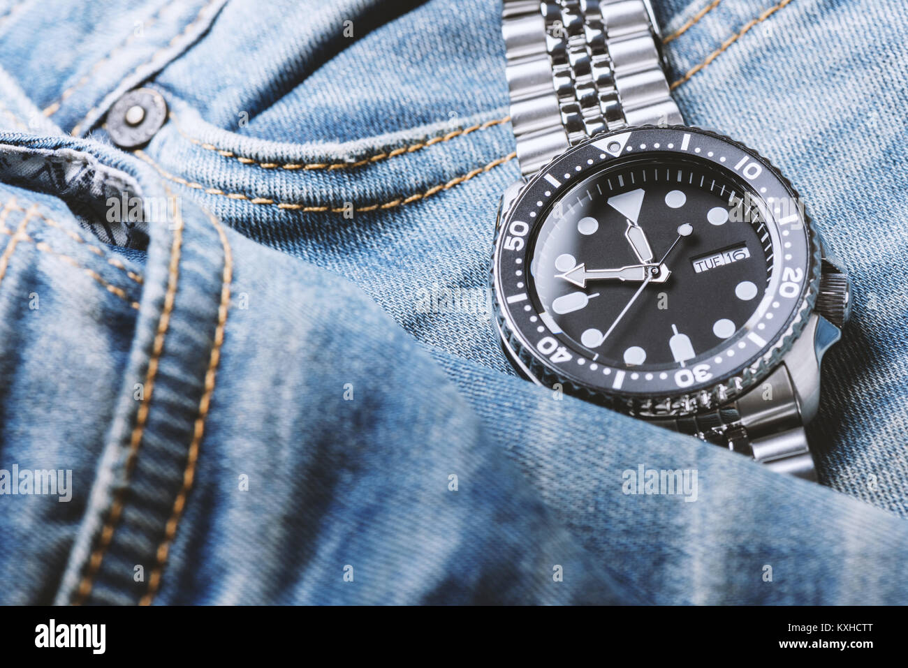 Closeup uomini orologio subacqueo con bracciale in acciaio inossidabile Foto Stock