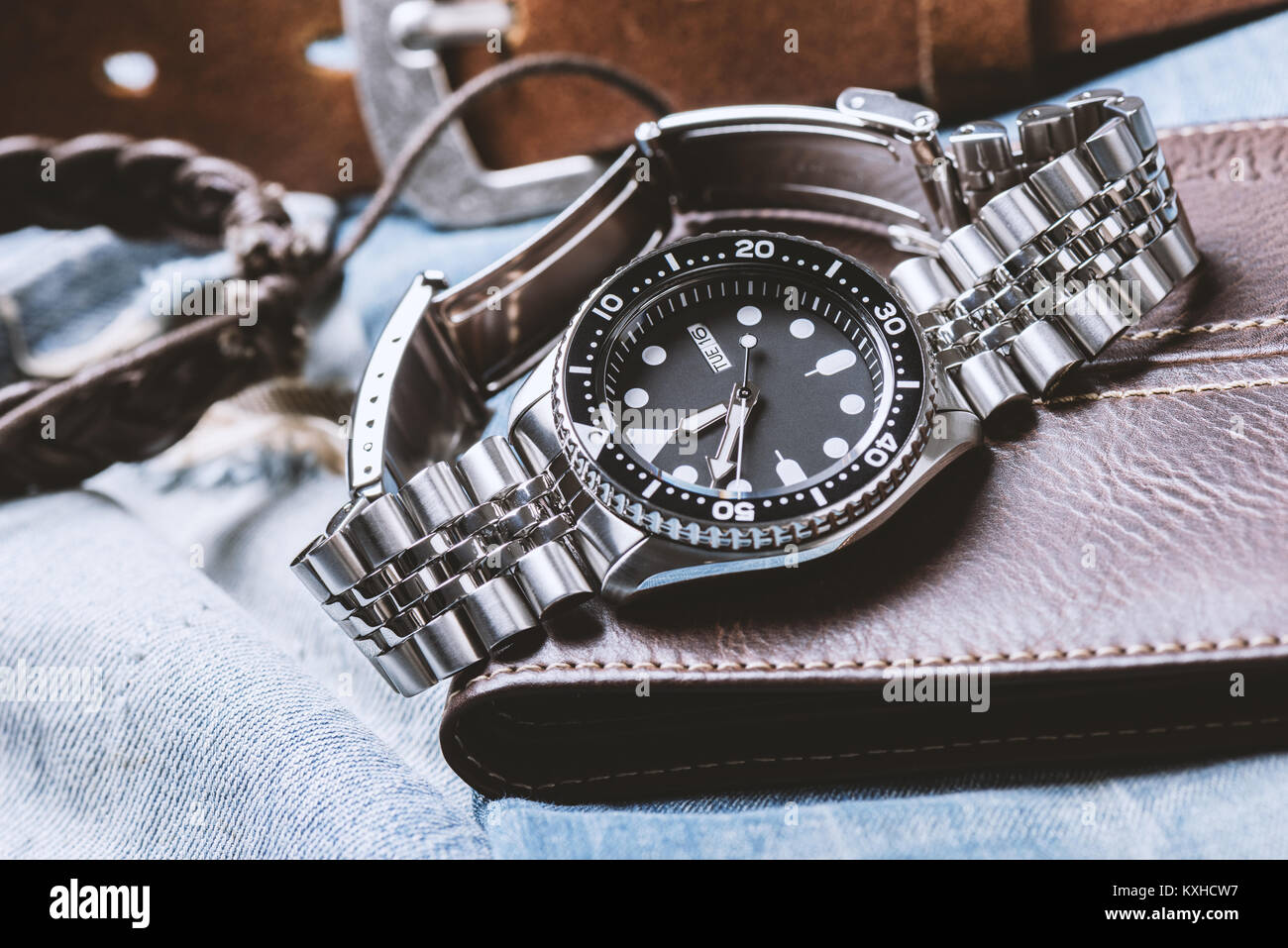 Closeup uomini orologio subacqueo con bracciale in acciaio inossidabile Foto Stock