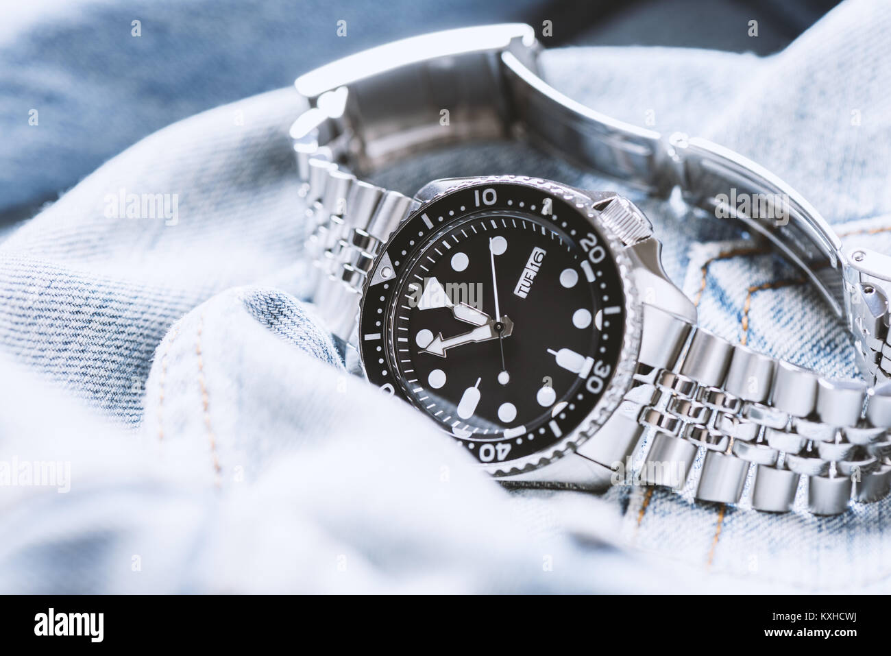 Closeup uomini orologio subacqueo con bracciale in acciaio inossidabile Foto Stock