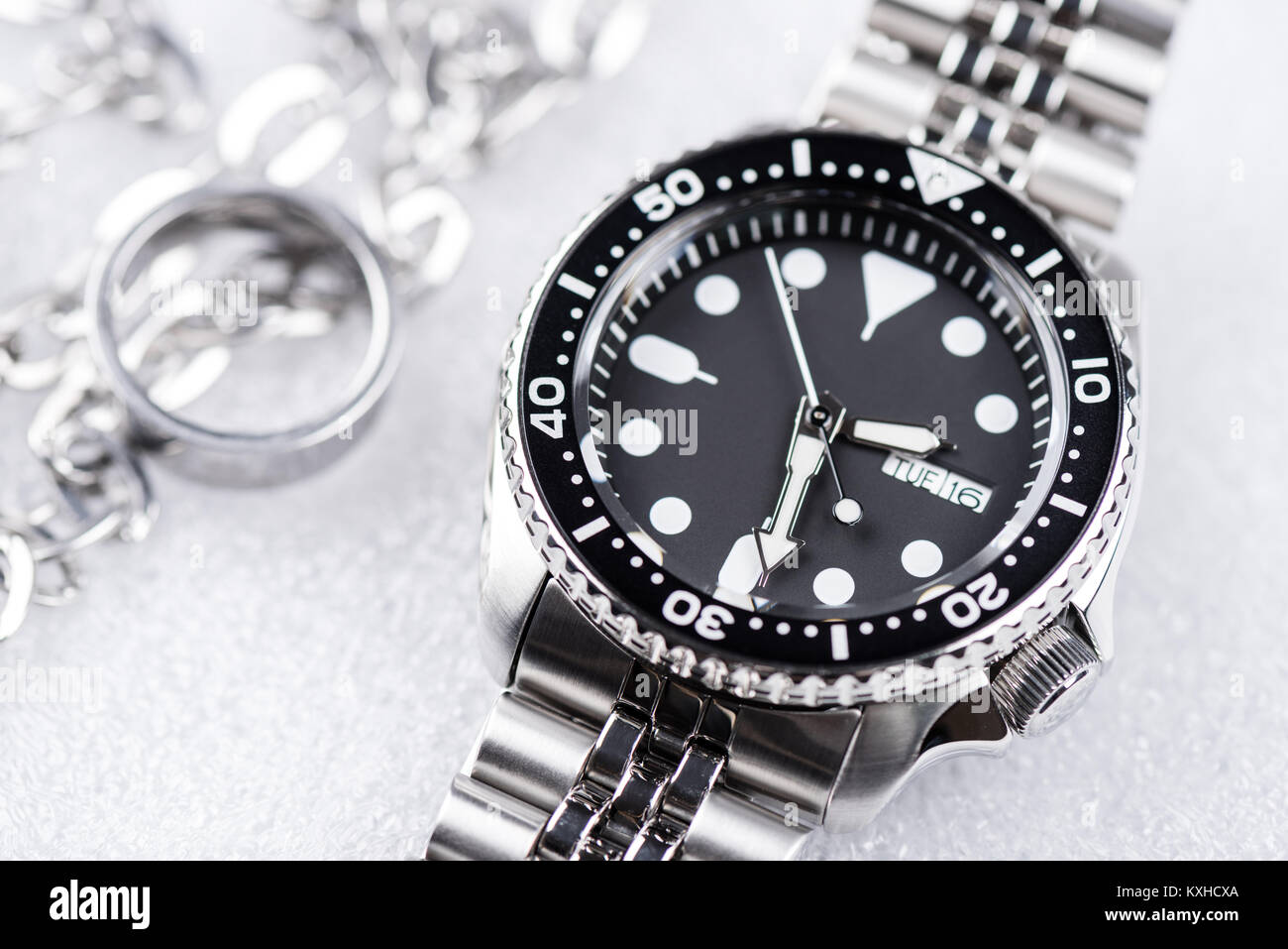 Closeup uomini orologio subacqueo con bracciale in acciaio inossidabile Foto Stock