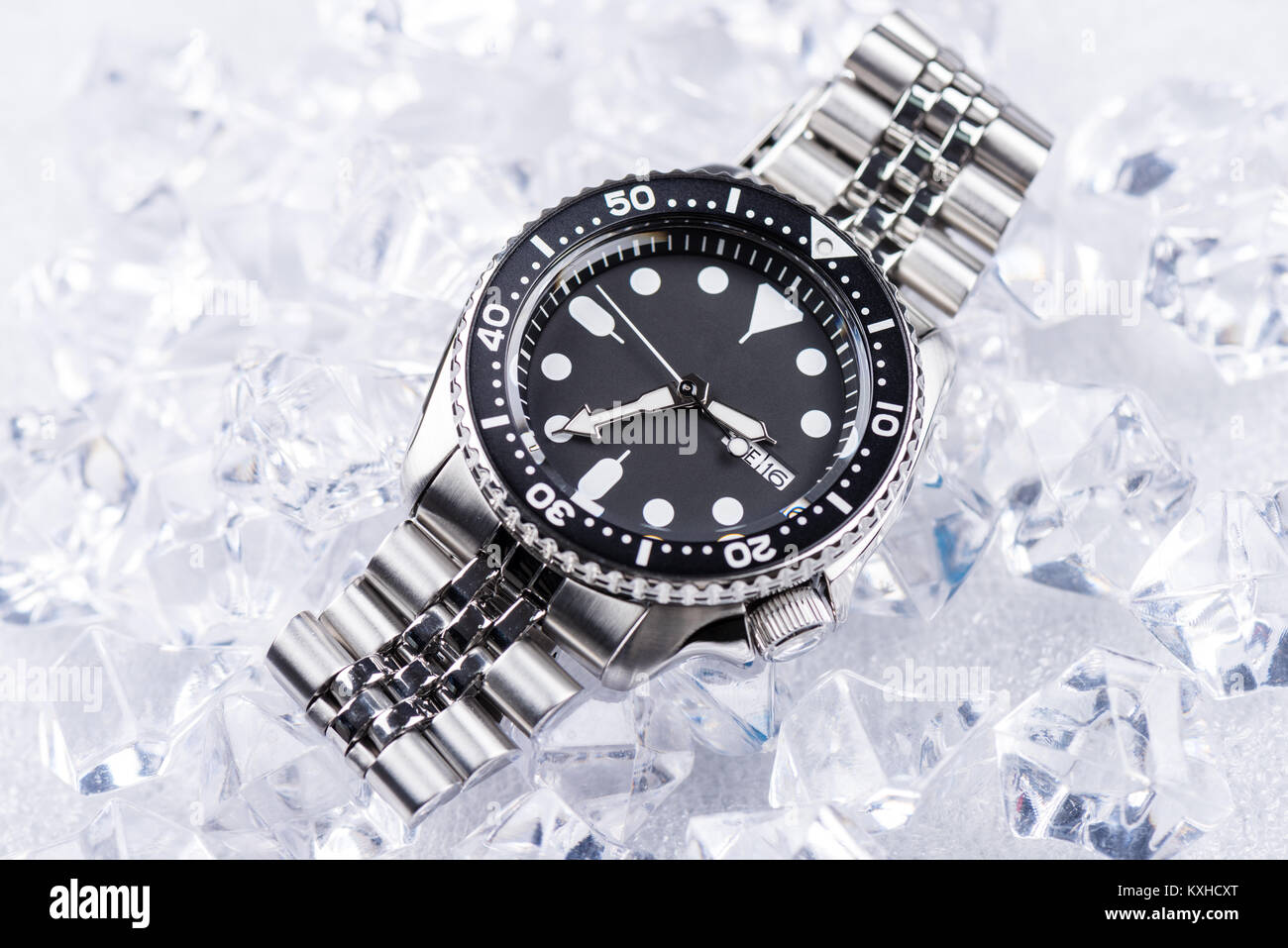 Closeup uomini orologio subacqueo con bracciale in acciaio inossidabile Foto Stock