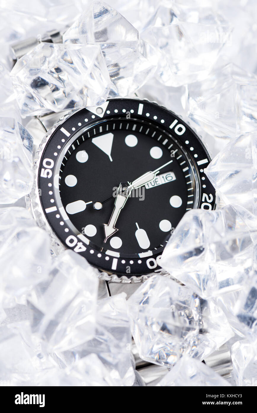 Closeup uomini orologio subacqueo con bracciale in acciaio inossidabile Foto Stock