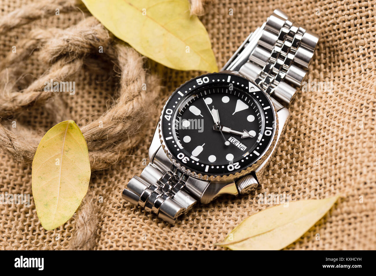 Closeup uomini orologio subacqueo con bracciale in acciaio inossidabile Foto Stock