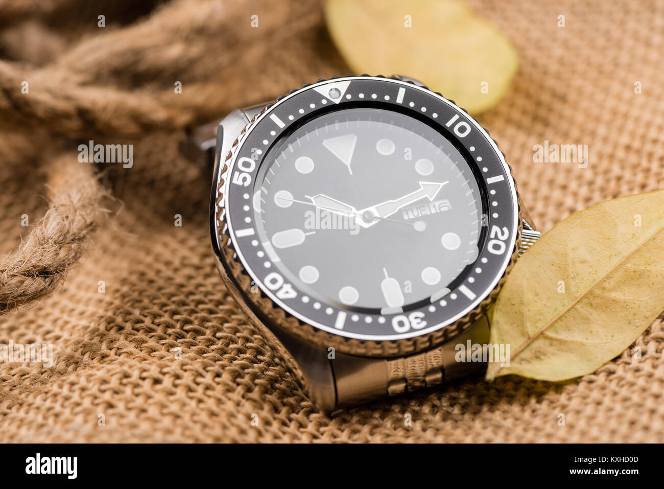 Closeup uomini orologio subacqueo con bracciale in acciaio inossidabile Foto Stock