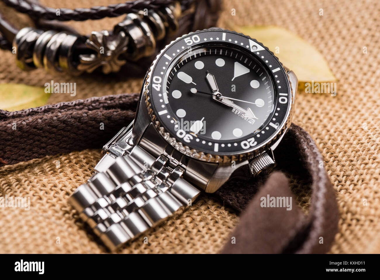 Closeup uomini orologio subacqueo con bracciale in acciaio inossidabile Foto Stock