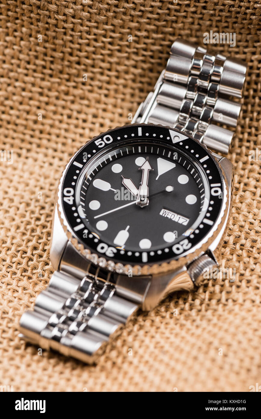 Closeup uomini orologio subacqueo con bracciale in acciaio inossidabile Foto Stock