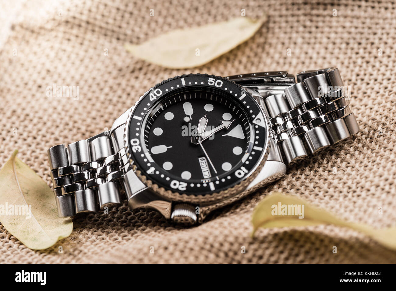 Closeup uomini orologio subacqueo con bracciale in acciaio inossidabile Foto Stock